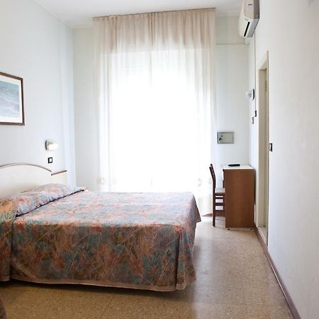Hotel Latini Ρίμινι Εξωτερικό φωτογραφία