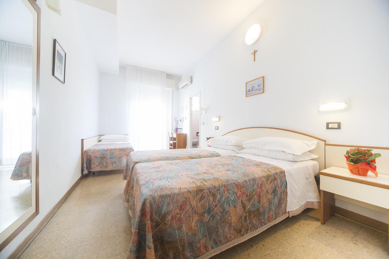 Hotel Latini Ρίμινι Εξωτερικό φωτογραφία