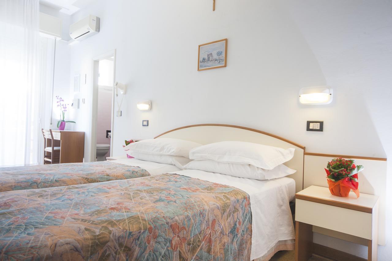 Hotel Latini Ρίμινι Εξωτερικό φωτογραφία