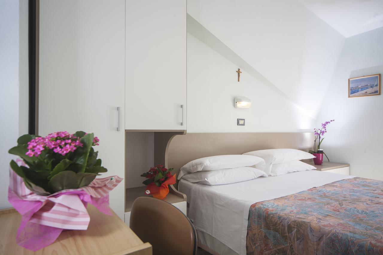 Hotel Latini Ρίμινι Εξωτερικό φωτογραφία