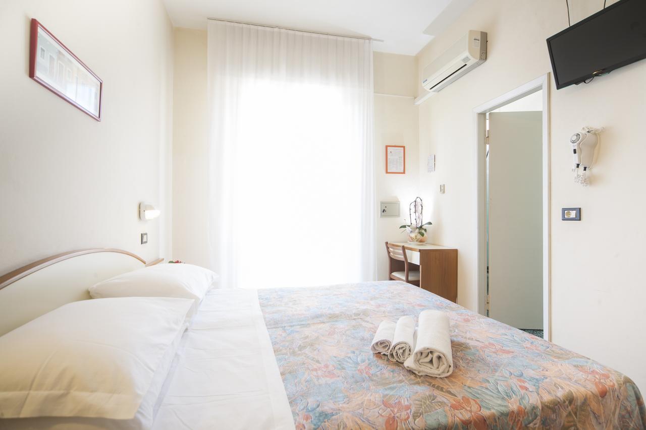 Hotel Latini Ρίμινι Εξωτερικό φωτογραφία
