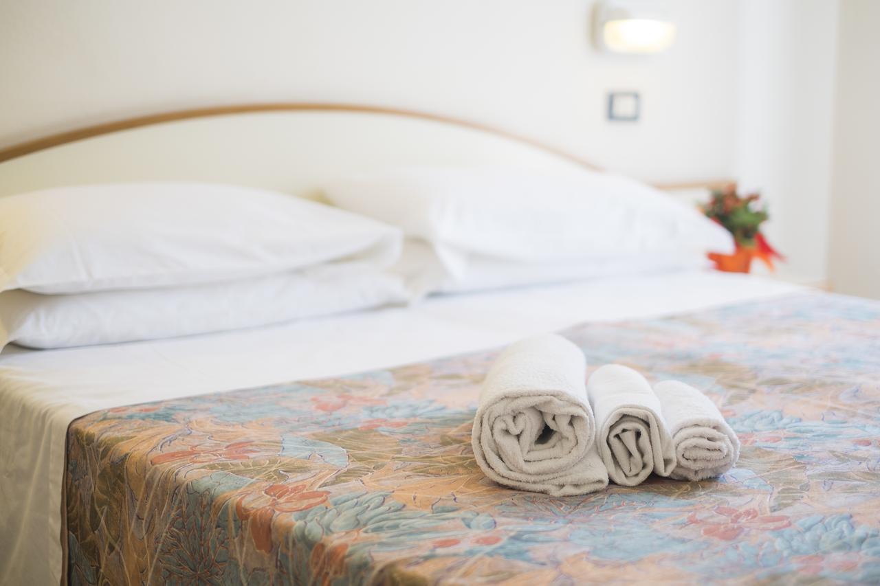 Hotel Latini Ρίμινι Εξωτερικό φωτογραφία
