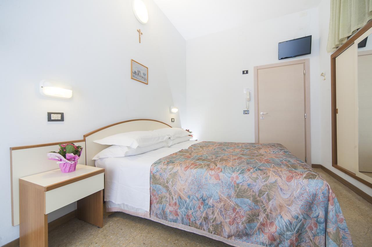 Hotel Latini Ρίμινι Εξωτερικό φωτογραφία